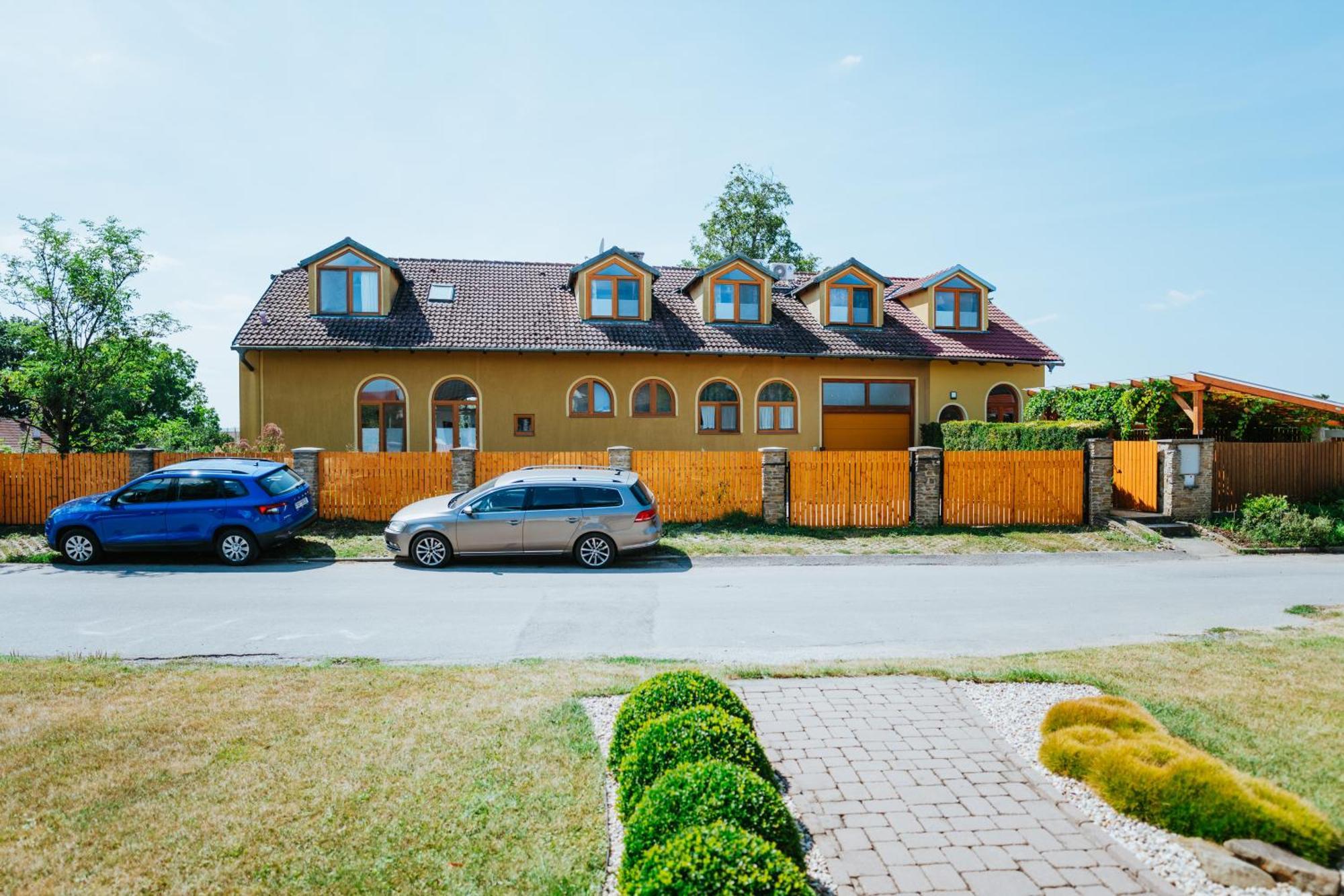Penzion U Malera Hroznova Lhota Buitenkant foto